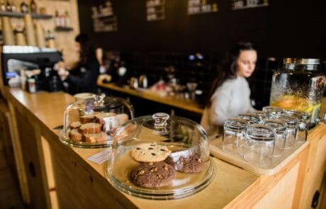 Barista prepară cafea de specialitate la HauteCup AviGarden