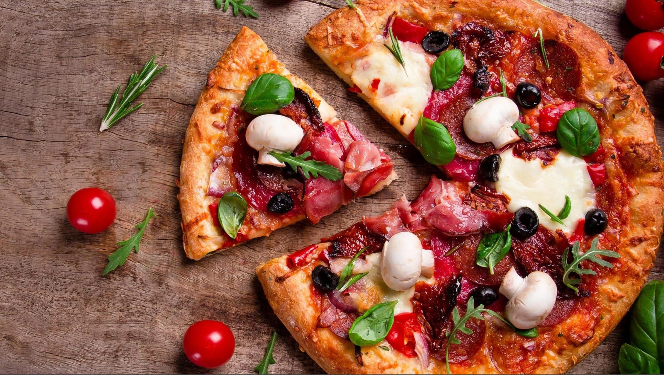 Pizza artizanală cu maia la Uzina de Pizza Constanța, coaptă perfect pentru un gust autentic