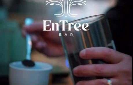 Cafea de specialitate servită la Entree Bar Avi Garden