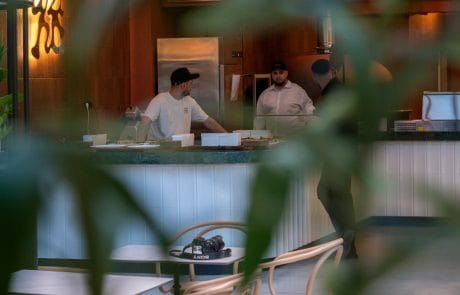 Interiorul pizzeriei Uzina de Pizza Constanța – atmosferă caldă și prietenoasă