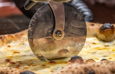Pizza artizanală cu maia la Uzina de Pizza Constanța, coaptă perfect pentru un gust autentic
